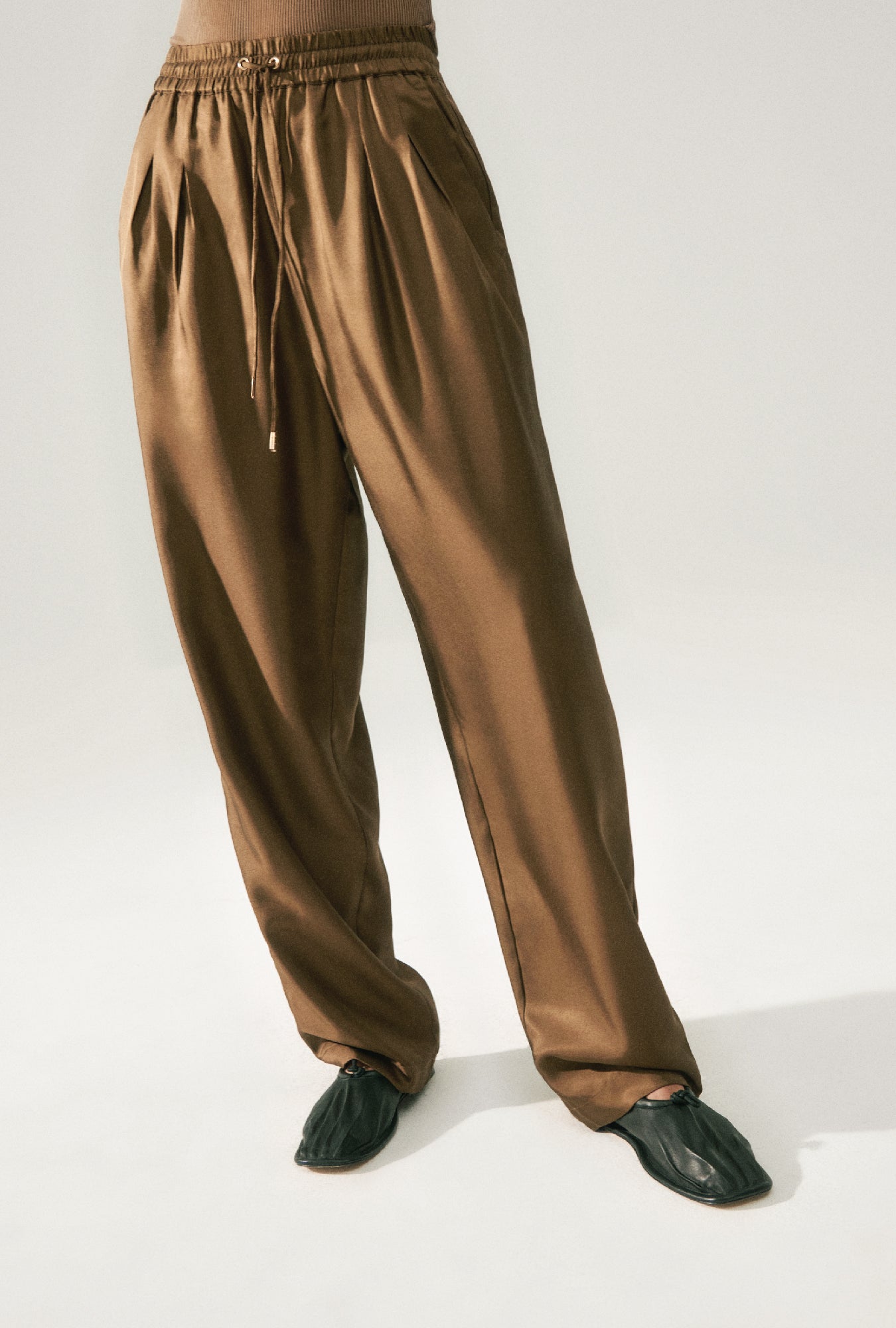 TWILL SLOUCH PANTS DARK EARTH