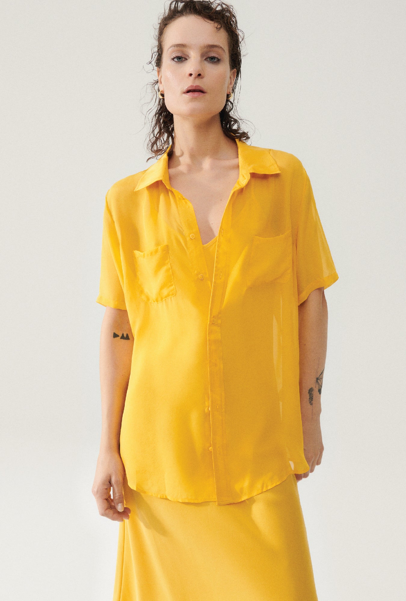 CHIFFON SHORT SLEEVE BOYFRIEND SHIRT GOLDFINCH