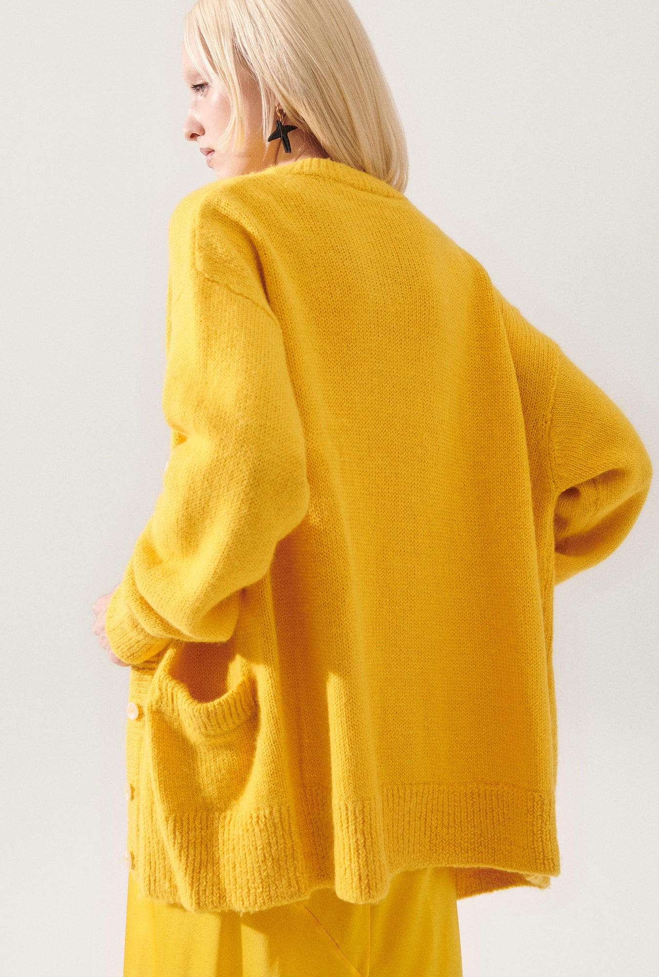 ALPACA SLOUCH CARDIGAN MARIGOLD