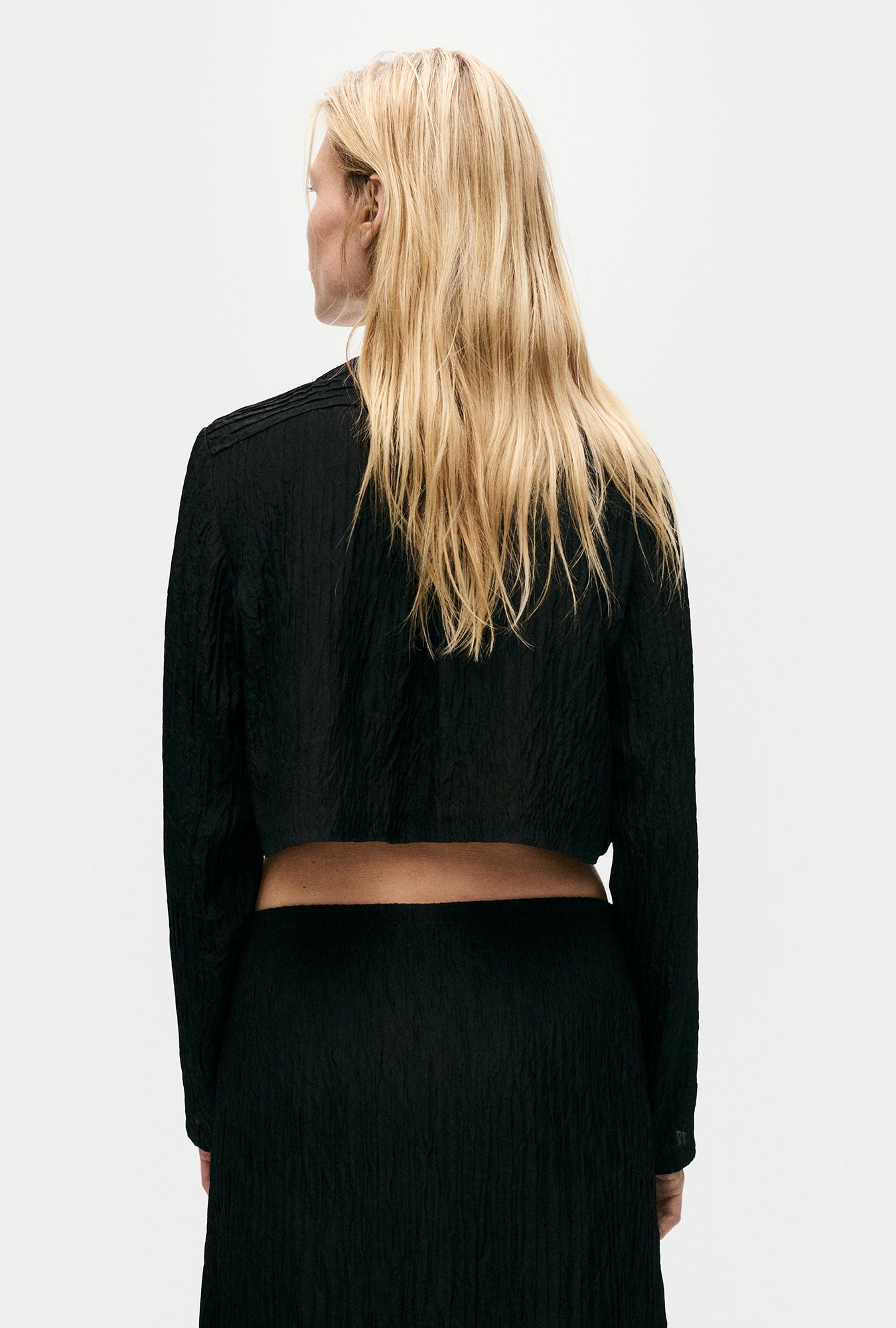 CRINKLE COLLARLESS CROP SHIRT BLACK