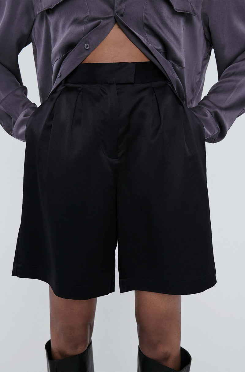 DOUBLE PLEATED SHORTS BLACK